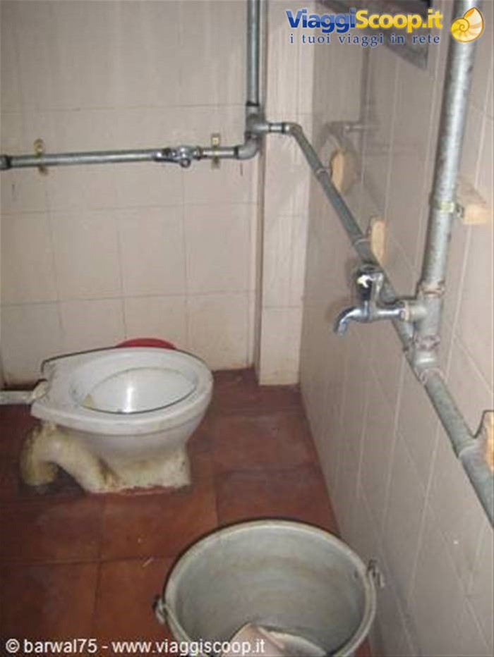 il solito bagno:"doccia" + W.C.
