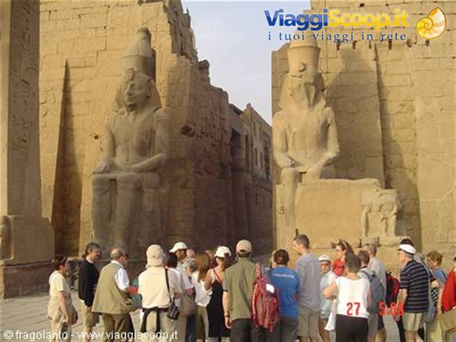 TEMPIO DI KARNAK: IL NOSTRO GRUPPO CON IL MITIZO MIZU(NON CREDO SI SCRIVA COSI', MA E' UN MITO COMUN