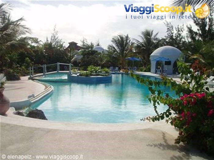 Slendido villaggio di Watamu, consigliatoci da Kikka dove usavamo piscina e lettini per soli 3 euro!