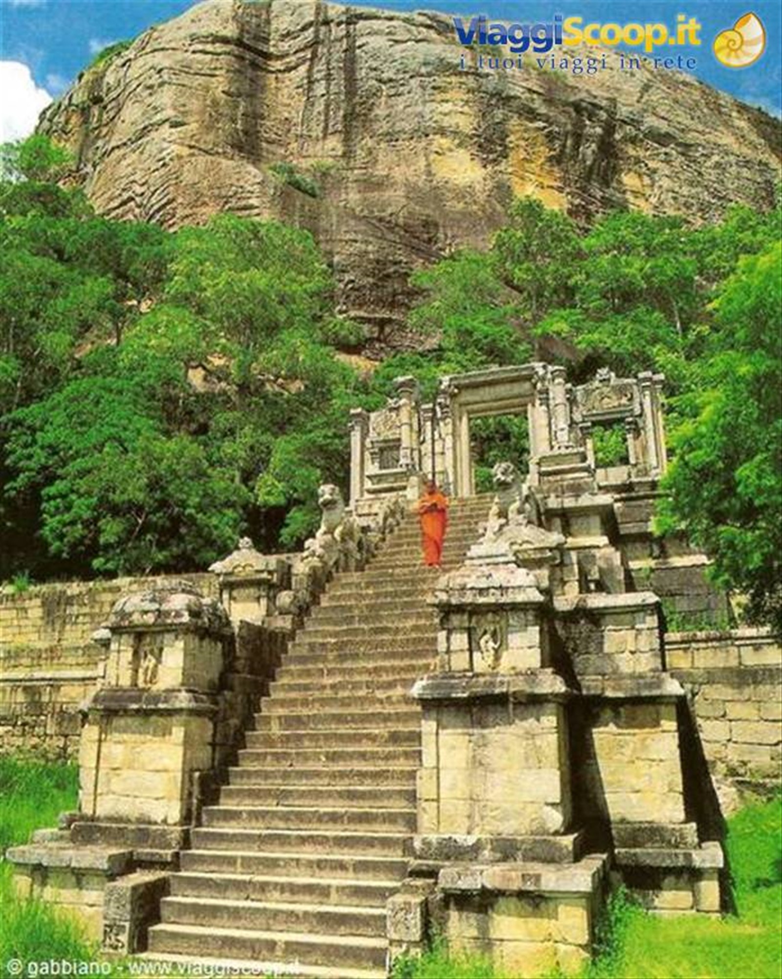 ai piedi della rocca di sigiriya
