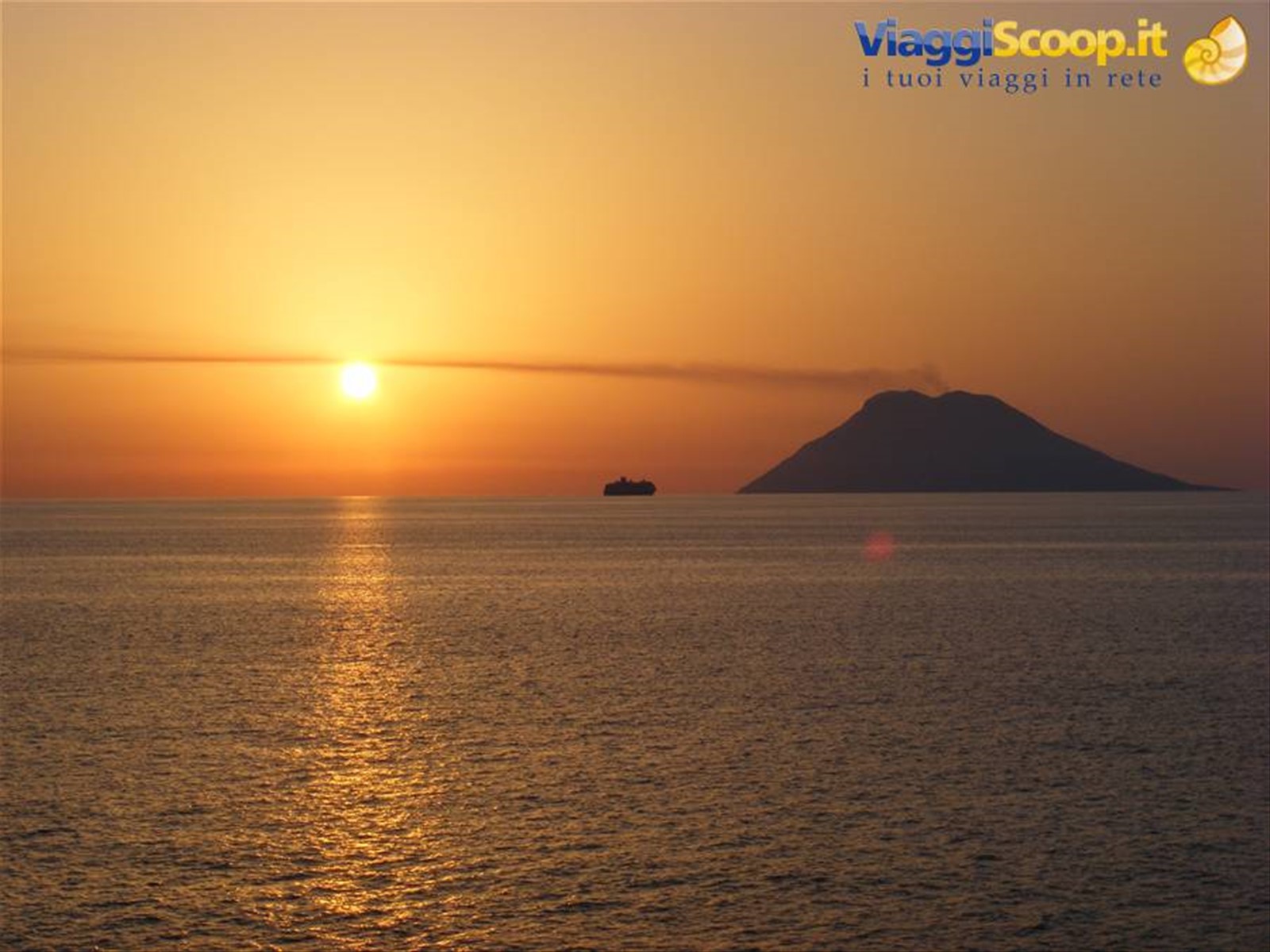 stromboli al tramonto