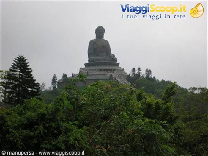 grande imponente i l budda gigante!diventero Buddista?