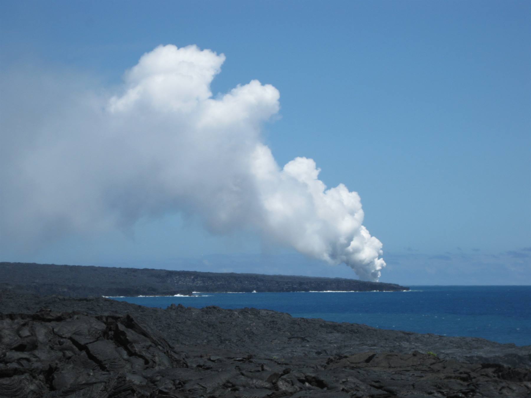 la lava finisce in mare, e fuma
