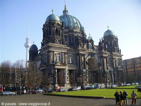 Il Rathaus con dietro la torre della televisione di Alexander Plaz