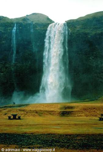 cascata di Seljalandfoss