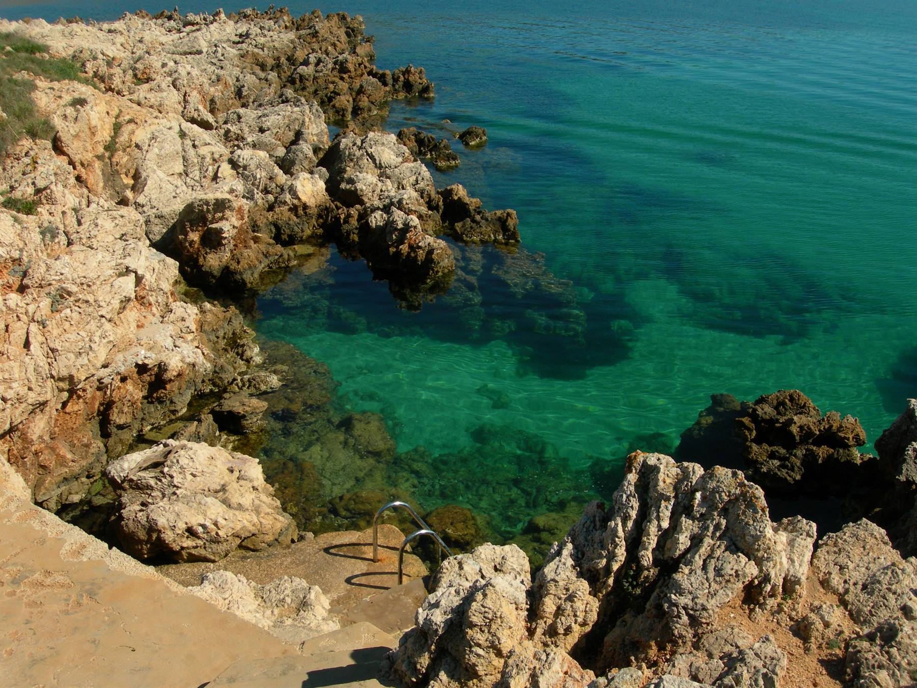 Un tuffo nel limpido mare di Minorca
