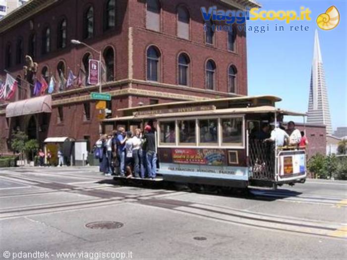 cable car in movimento con la gente appesa alle barre