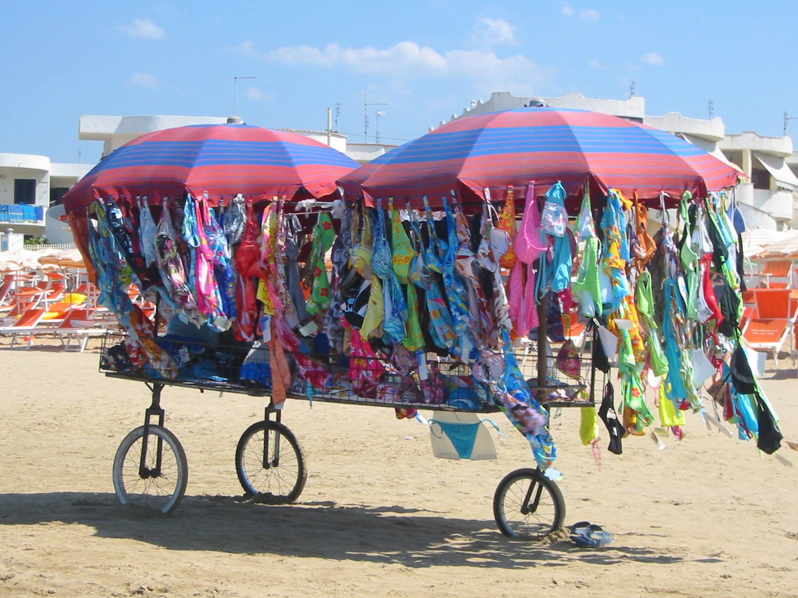 venditori di costumi sulla spiaggia