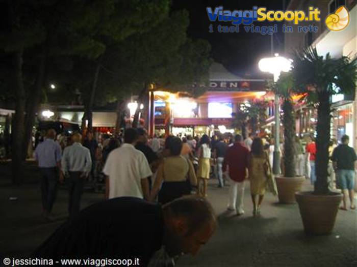 viale ceccarini by night