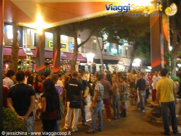 viale ceccarini by night