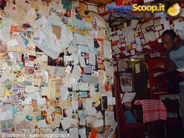 LE TIRE BOUCHON (è un locale a Montmartre dove le pareti sono ricoperte da biglietti dei clienti....