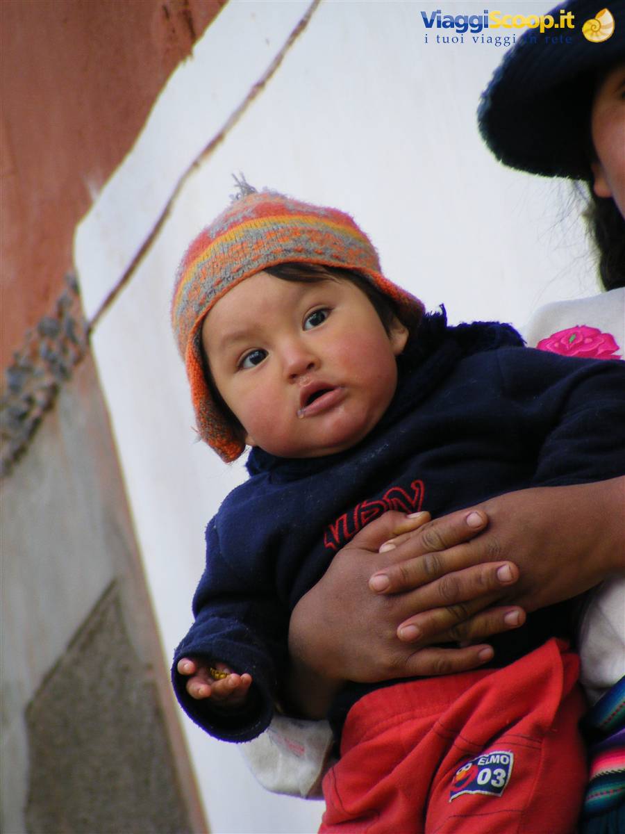 bambino sul lago Titicaca