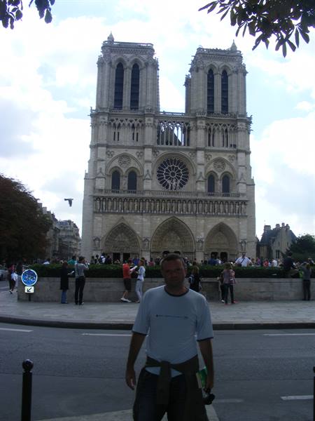 PARIGI IO DAVANTI NOTRE-DAME