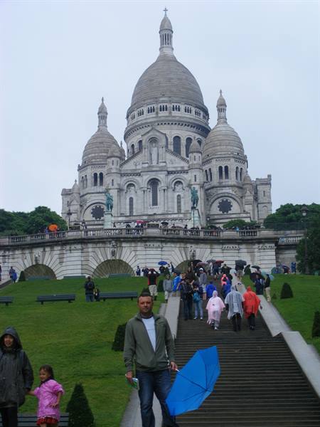 PARIGI: IO DAVANTI ALLA BASILICA DEL SACRO CUORE