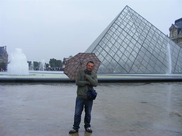 IO DAVANTI AL MUSEO DEL LOUVRE