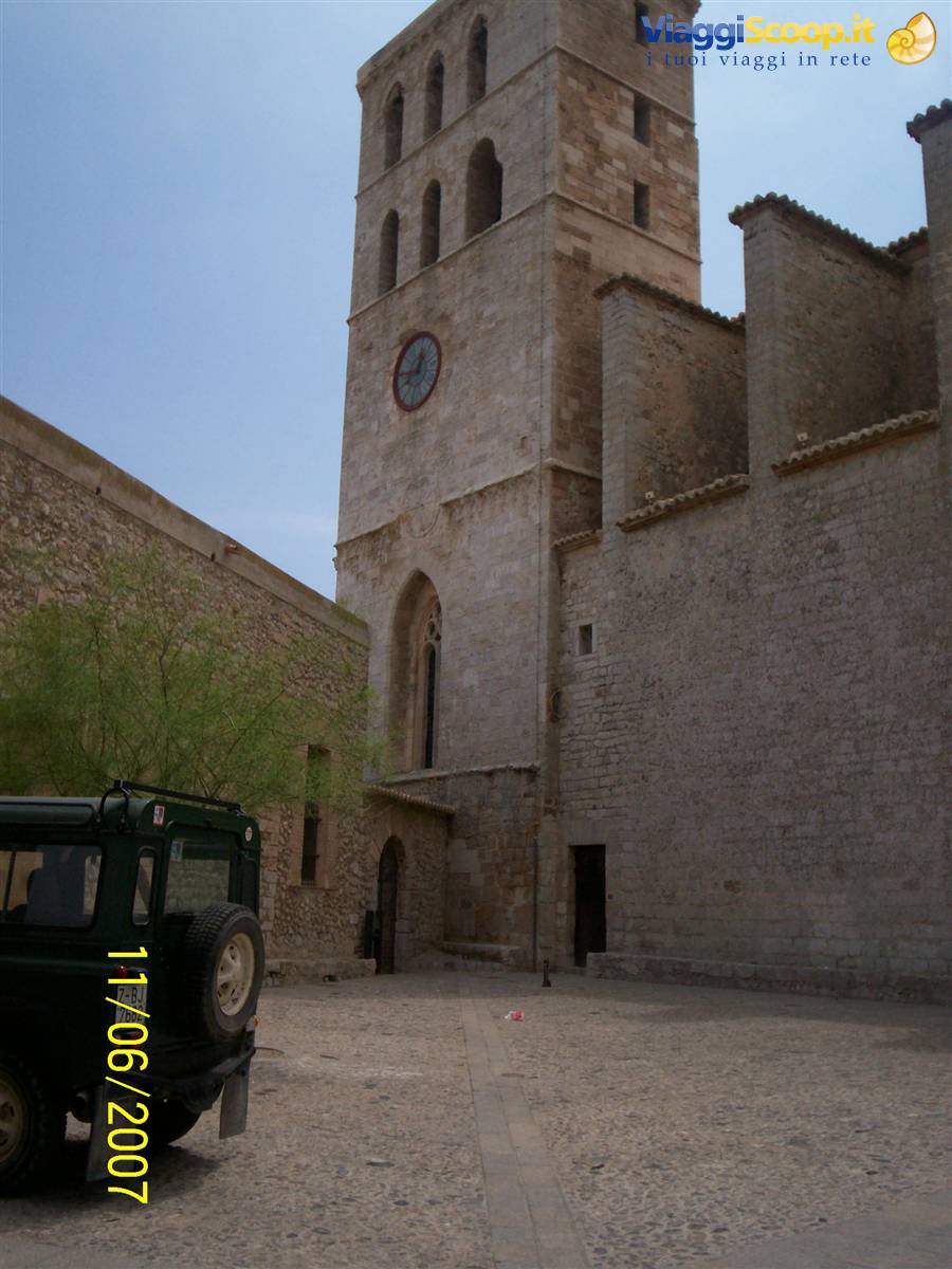 LA CATTEDRALE IN CIMA ALLA NECROPOLI DI EVISSA