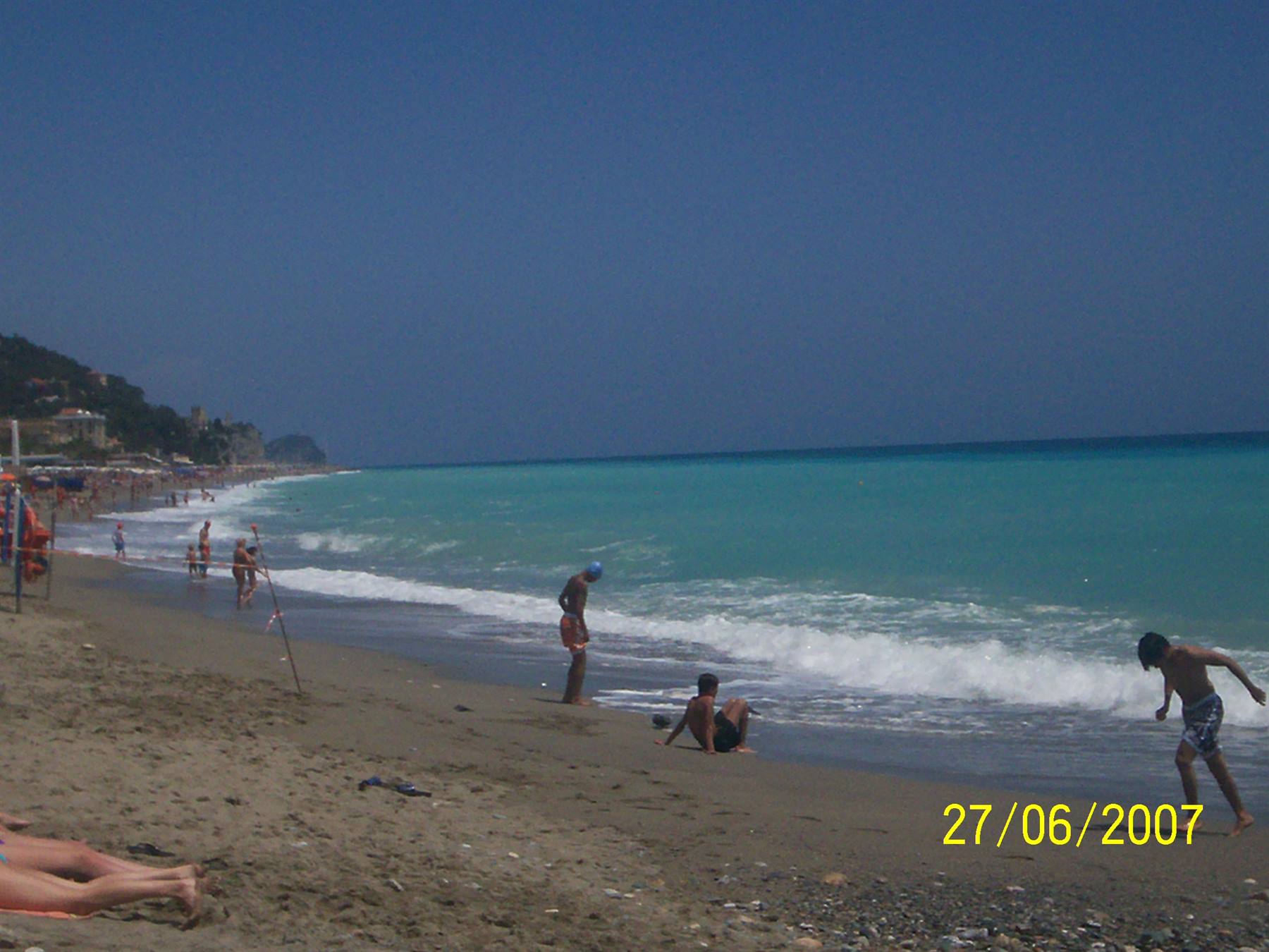 LA SPIAGGIA,APPREZZATA ANCHE CON IL MARE AGITATO