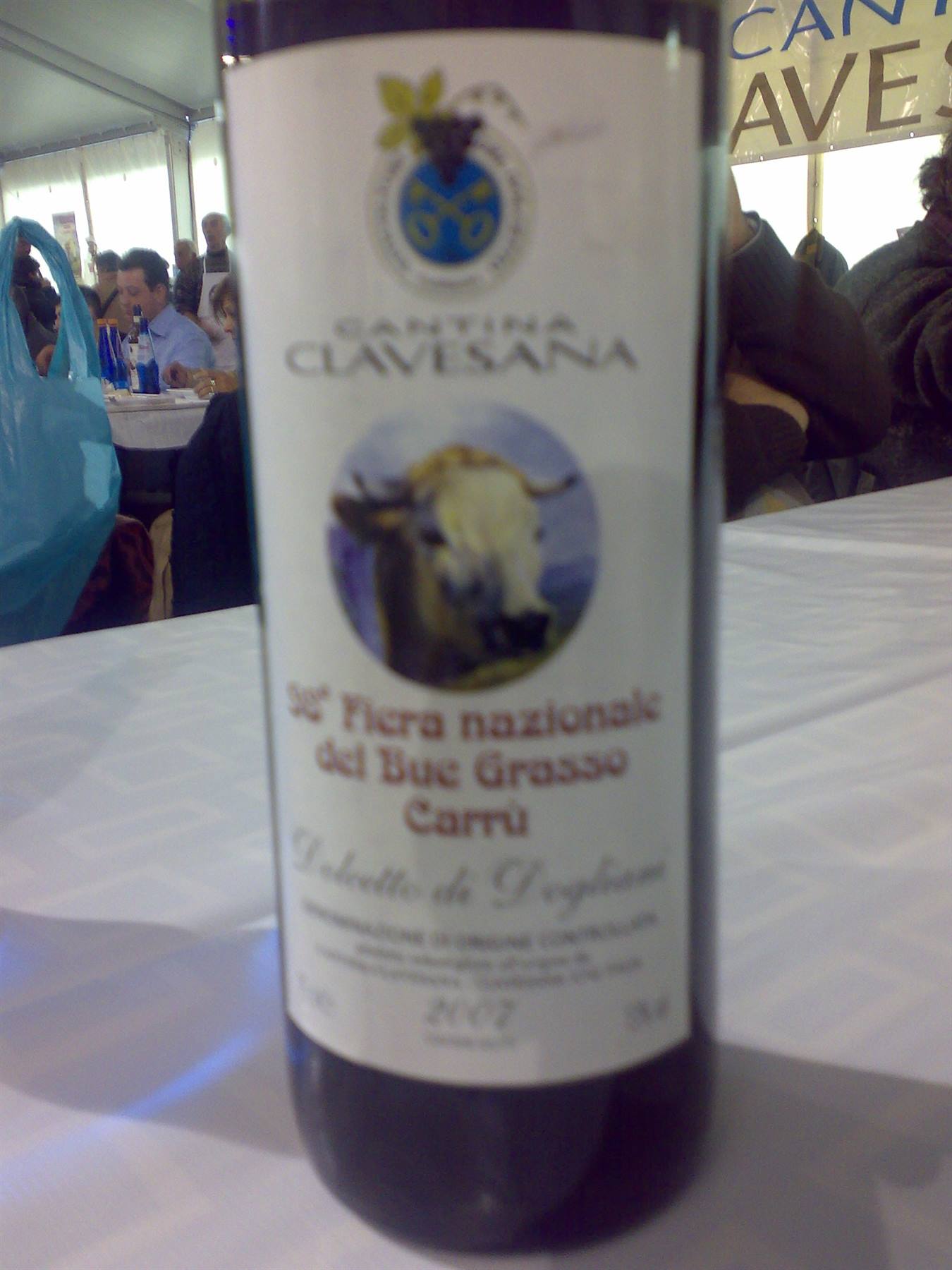 Il capannone del Bollito non stop e il vino offerto