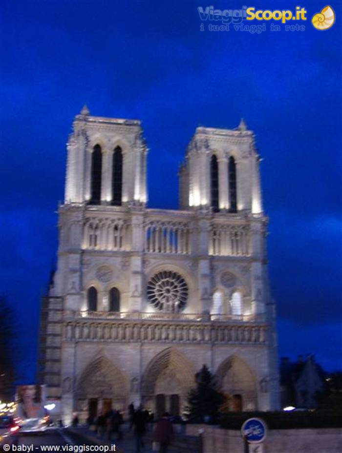 Notre Dame di notte