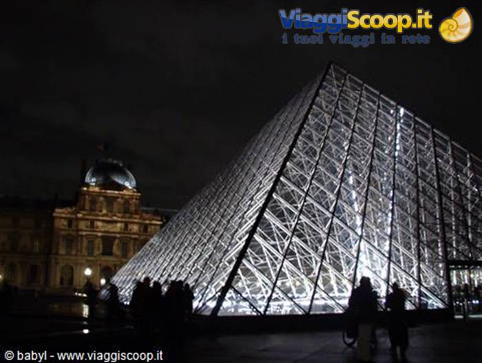 Louvre di notte