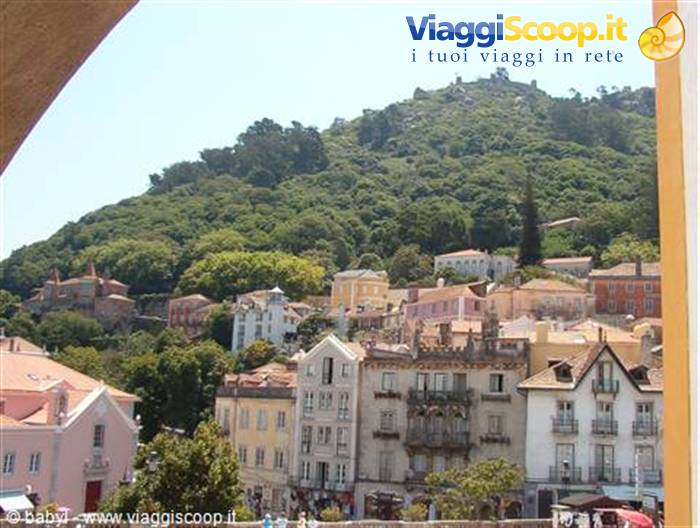 Sintra dal Palacio National verso il Castelo dos Mouros 