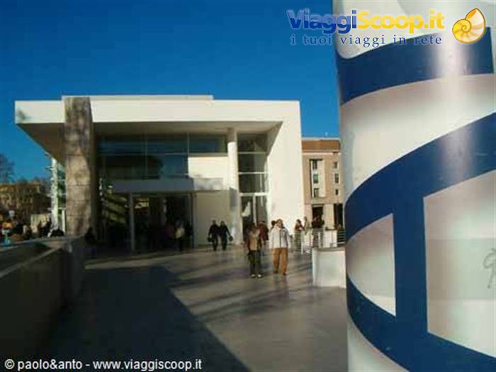 la facciata vista dall'obelisco
