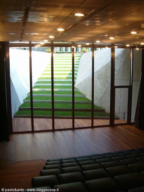 la sala conferenze e la rampa esterna