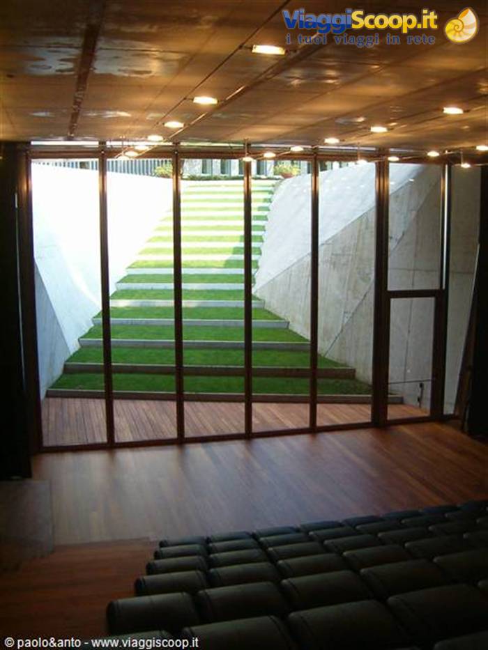 la sala conferenze e la rampa esterna