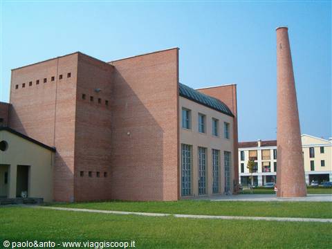 il municipio e la ciminiera