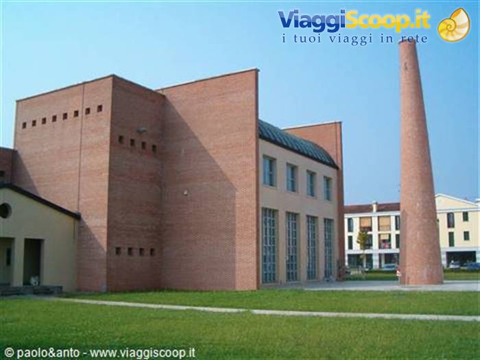 il municipio e la ciminiera