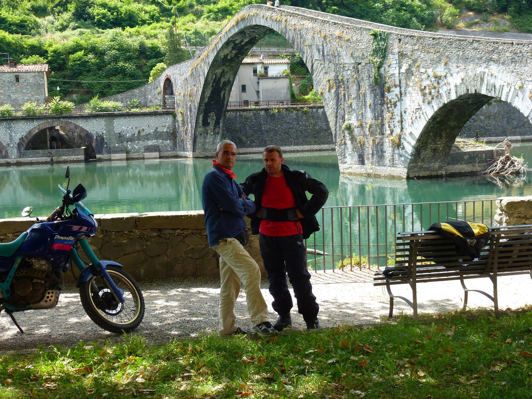 Due motociclisti accanto alla moto sotto il Ponte della Maddalena, Borgo a Mozzano