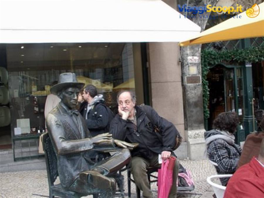 STATUA DEL GRANDE POETA PESSOA E SUO FAN MILANESE, LISBONA Q.RE CHIADO