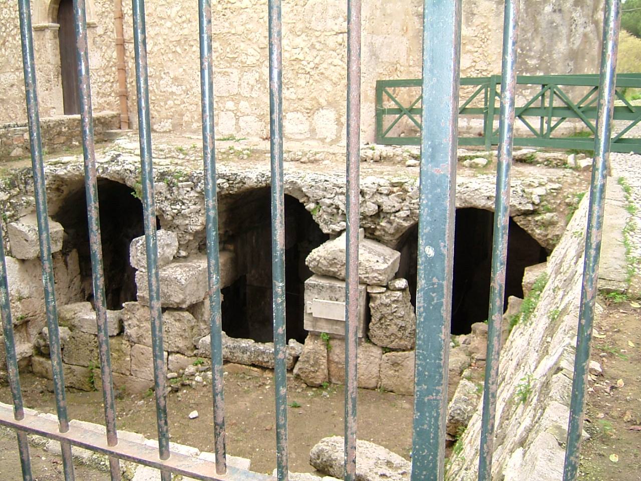 Chiesa San Nicolò dei cordari, all'interno del Teatro greco