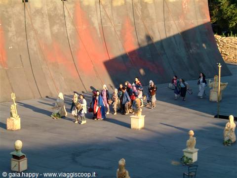 Rappresentazione della tragedia "Sette contro Tebe" nel teatro greco