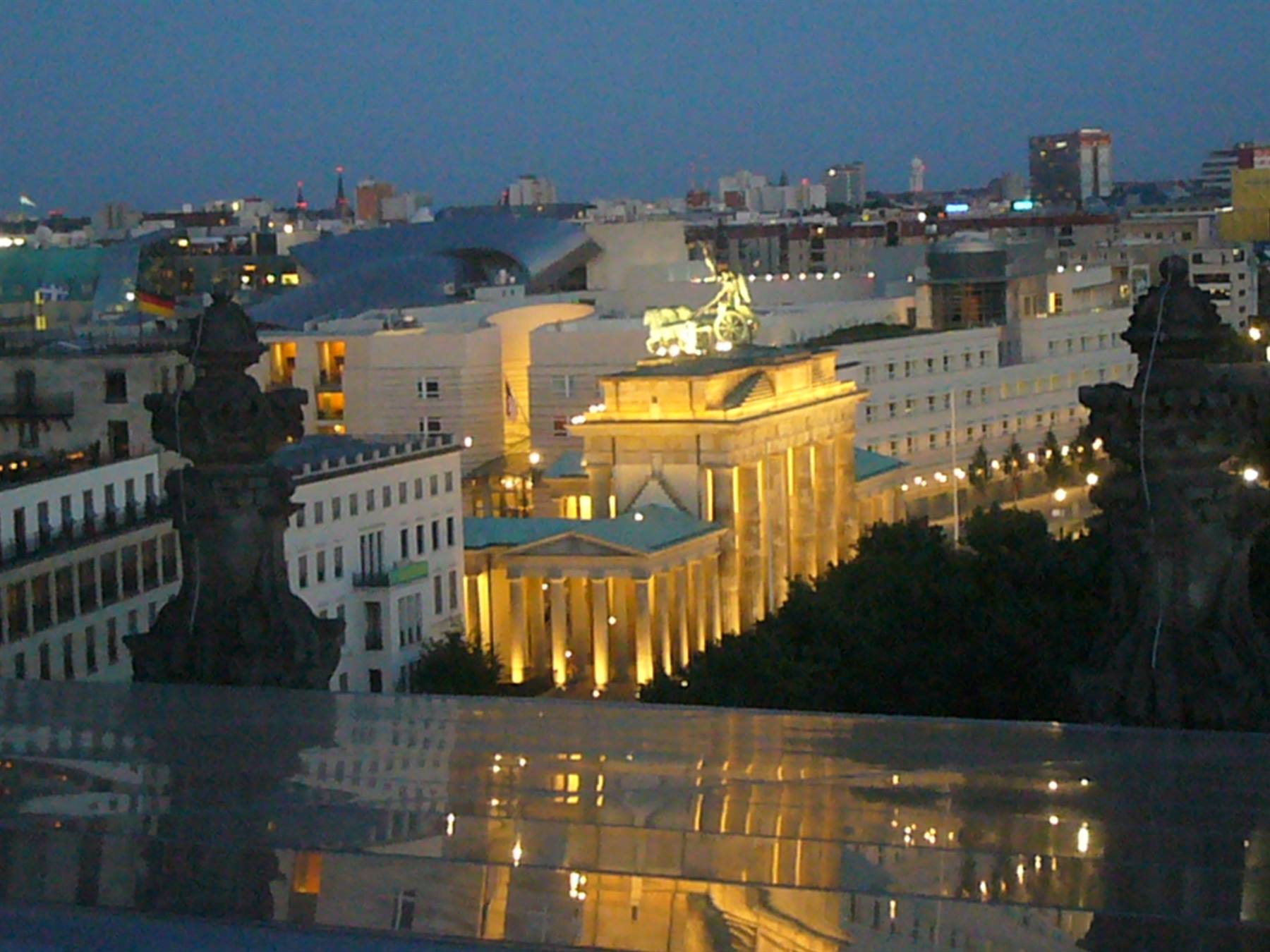 BERLINO LA PORTA DI BRANDEBURGO DAL PARLAMENTO