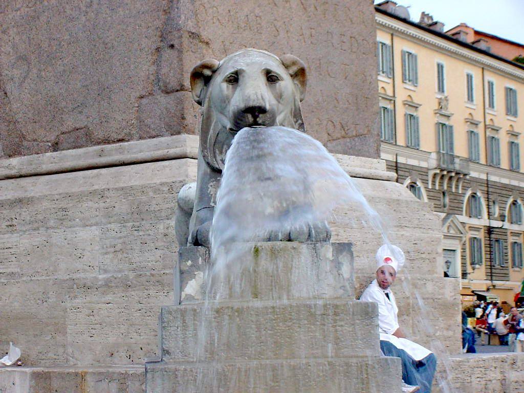 Fontana del leone in marmo a Piazza del Popolo, uomo in costume accanto