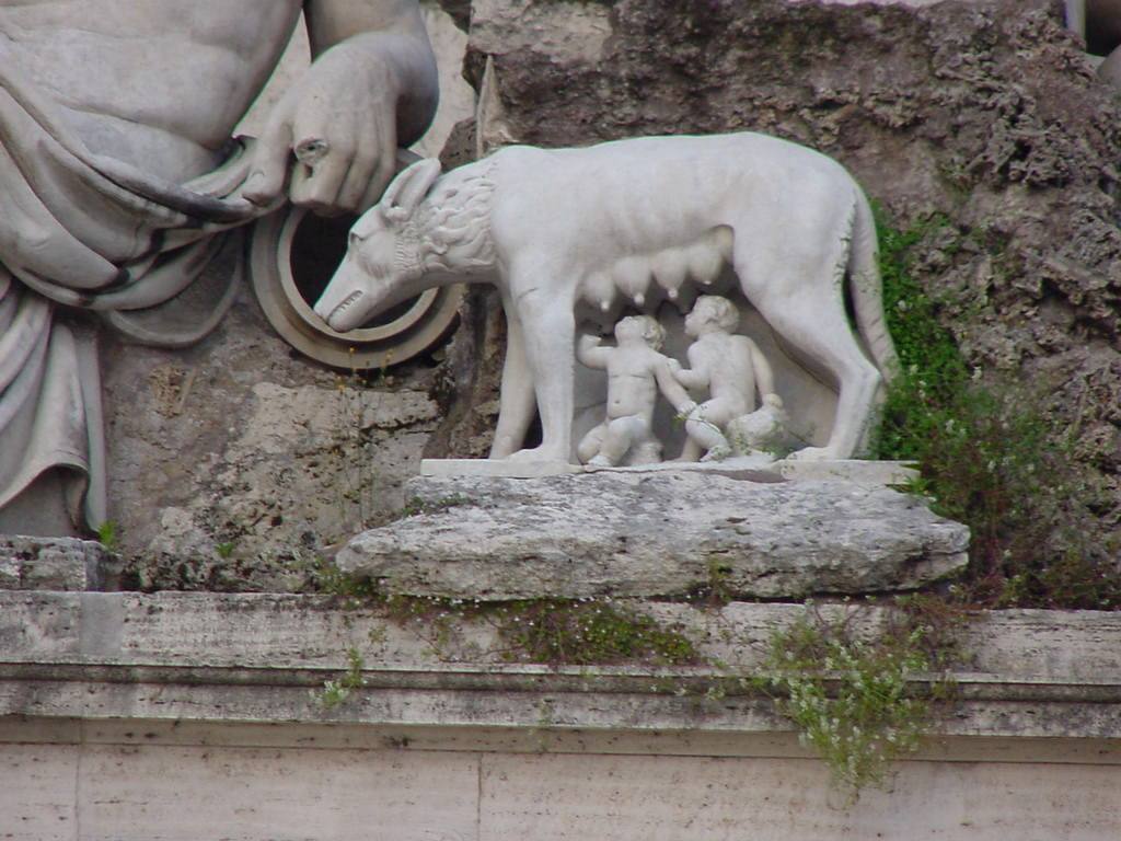 Statua marmorea della lupa allatta Romolo e Remo a Roma