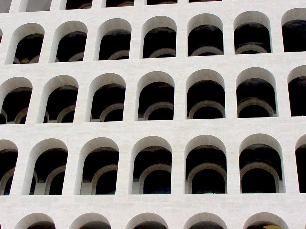 Facciata in travertino con file di arcate cieche, Palazzo della Civiltà Italiana a Roma