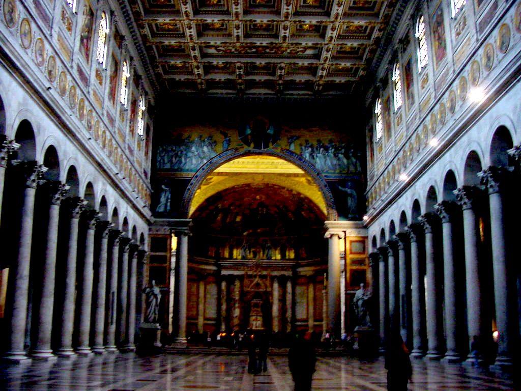 Navata della basilica di San Paolo fuori le Mura: colonne di marmo, mosaici dorati,visitatori