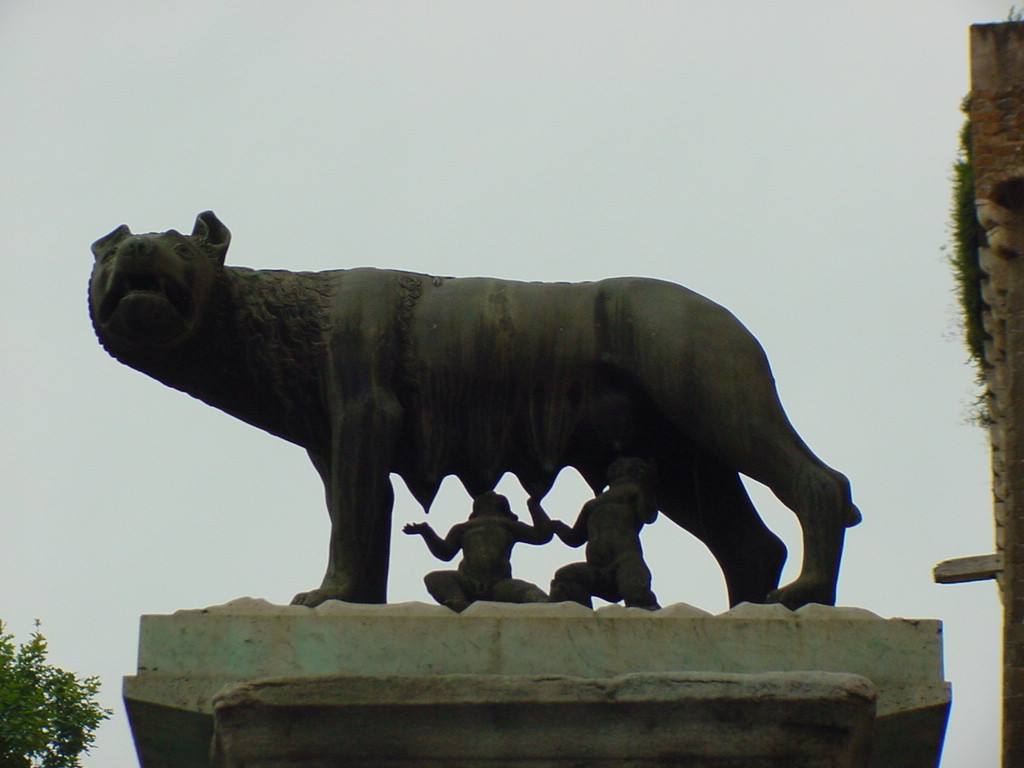 Statua in bronzo della lupa capitolina con Romolo e Remo, Roma