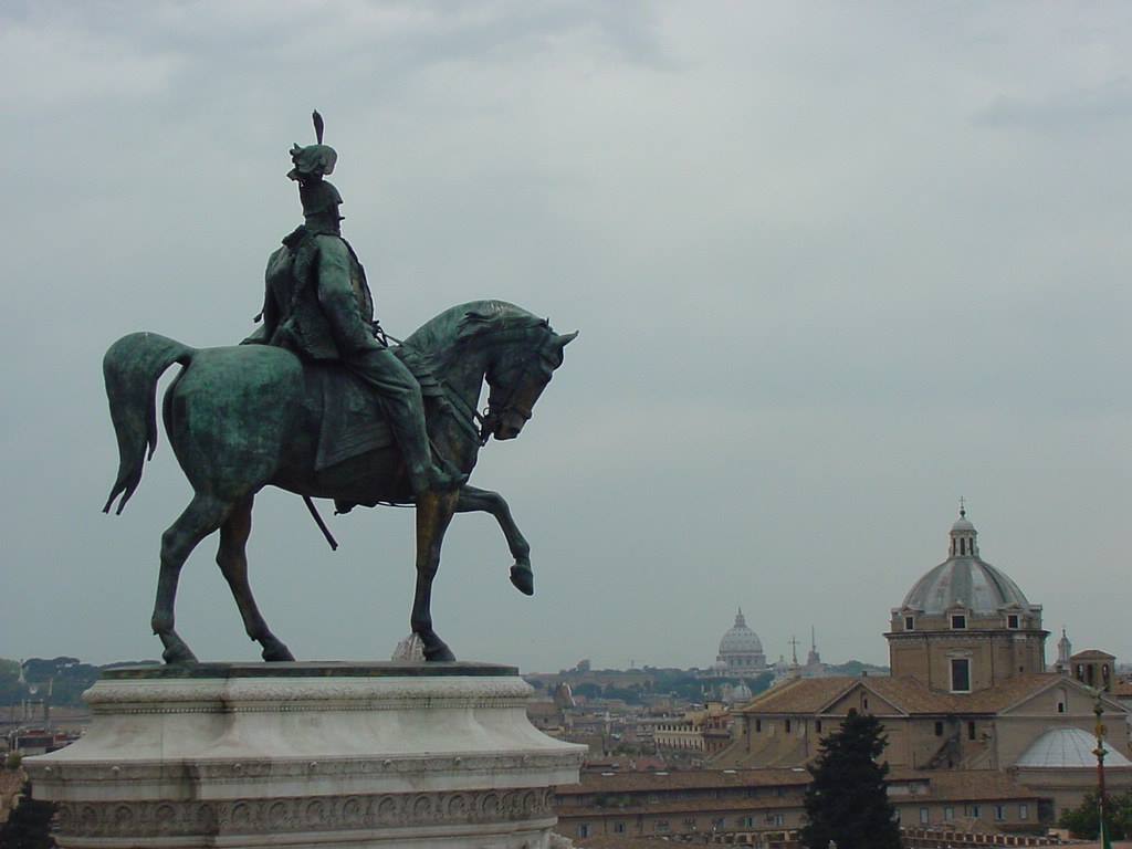 Statua equestre in bronzo sul Vittoriano, cupole di Roma sotto cielo grigio