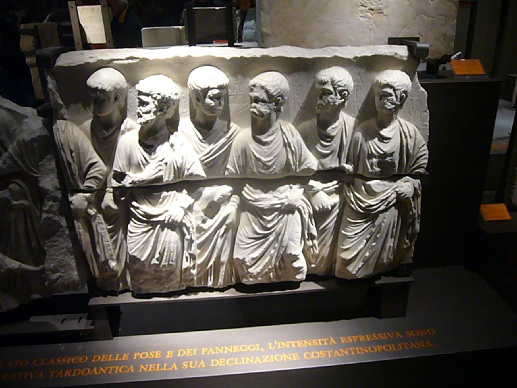 Bassorilievo in marmo con figure incappucciate in processione, esposto al museo