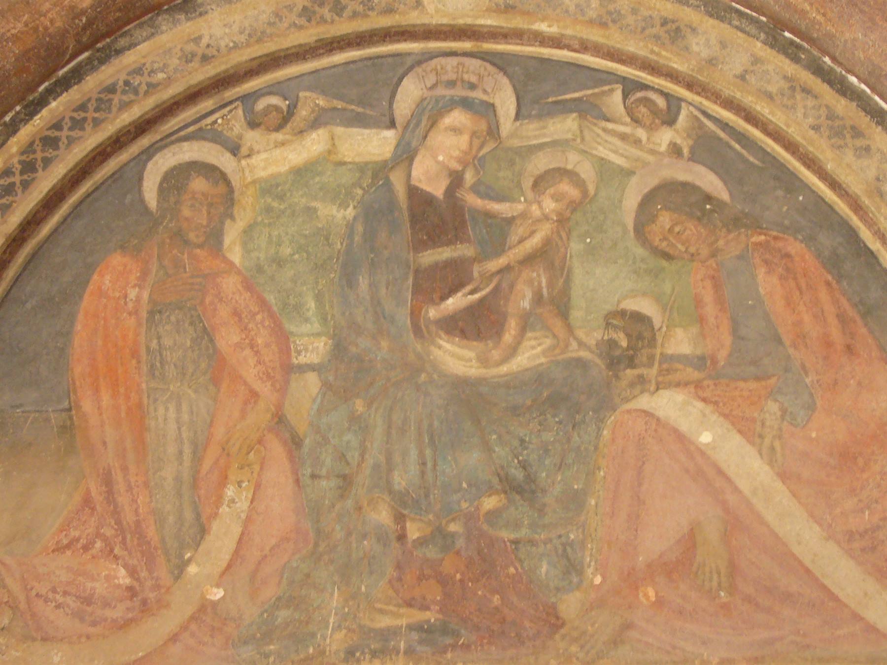Affresco medievale con Madonna col Bambino tra due santi in preghiera