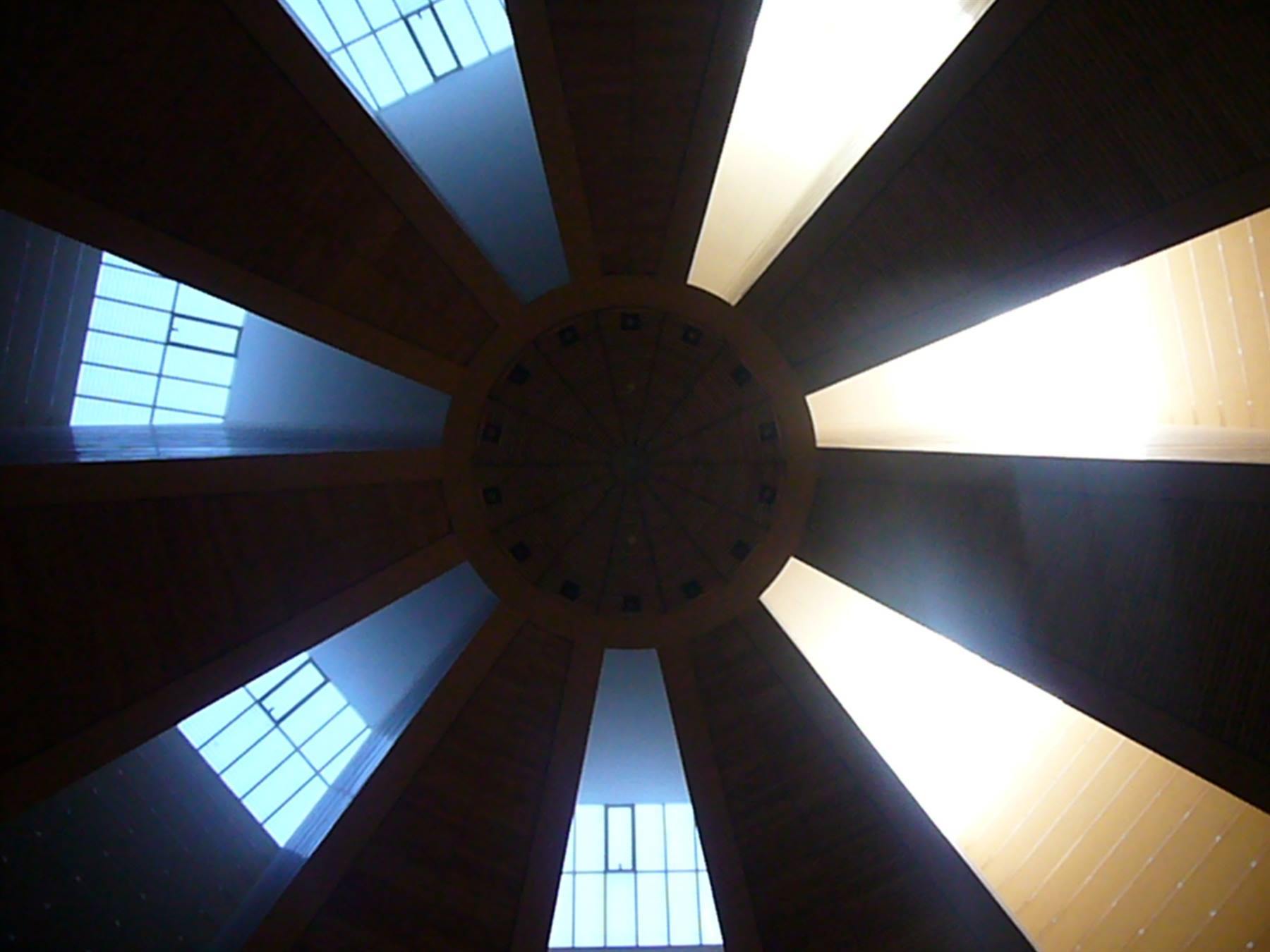 Soffitto a cupola di legno con raggi e finestre luminose