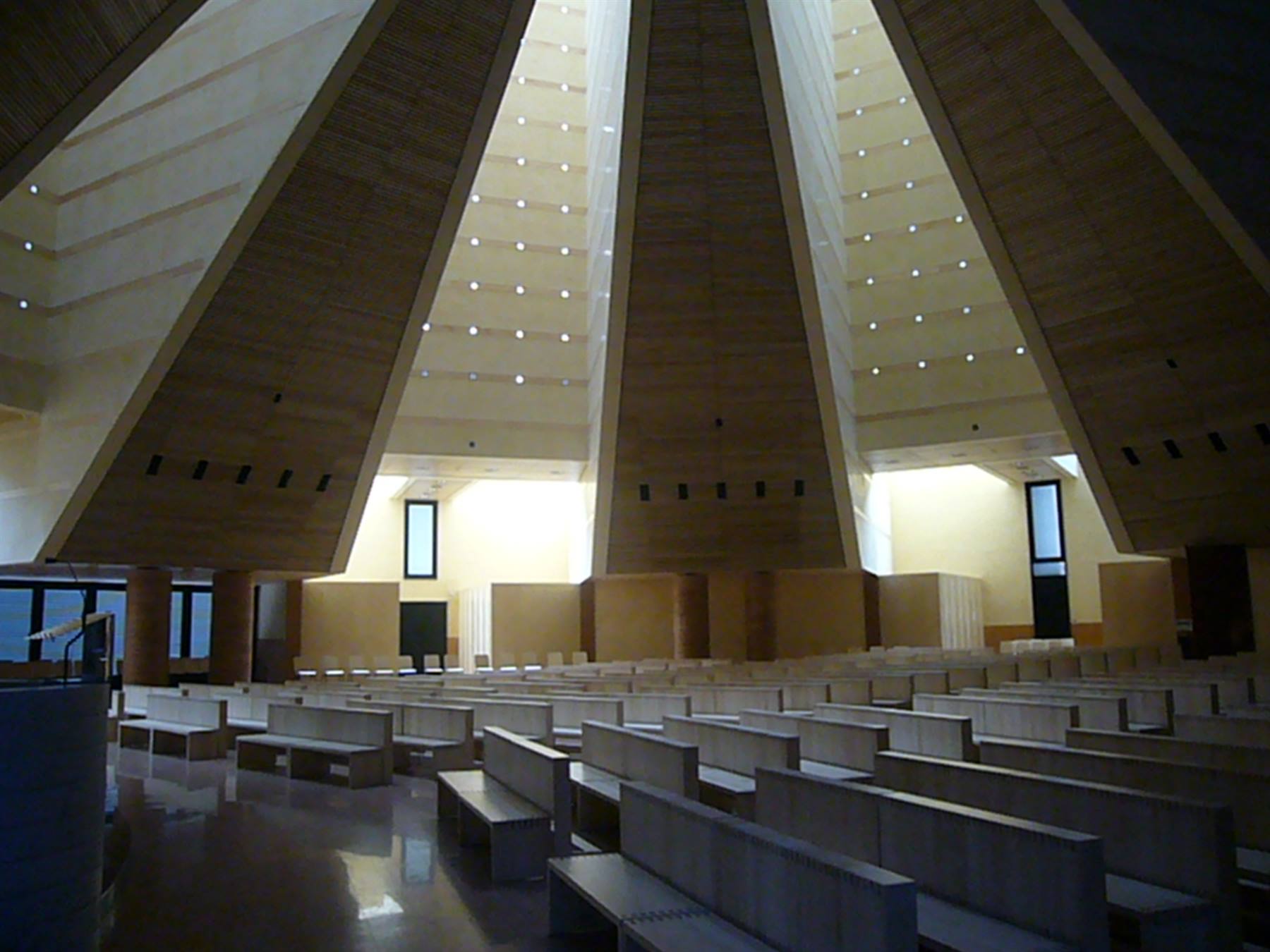 Interno della Chiesa del Giubileo a Roma, vele in cemento bianco sopra le panche