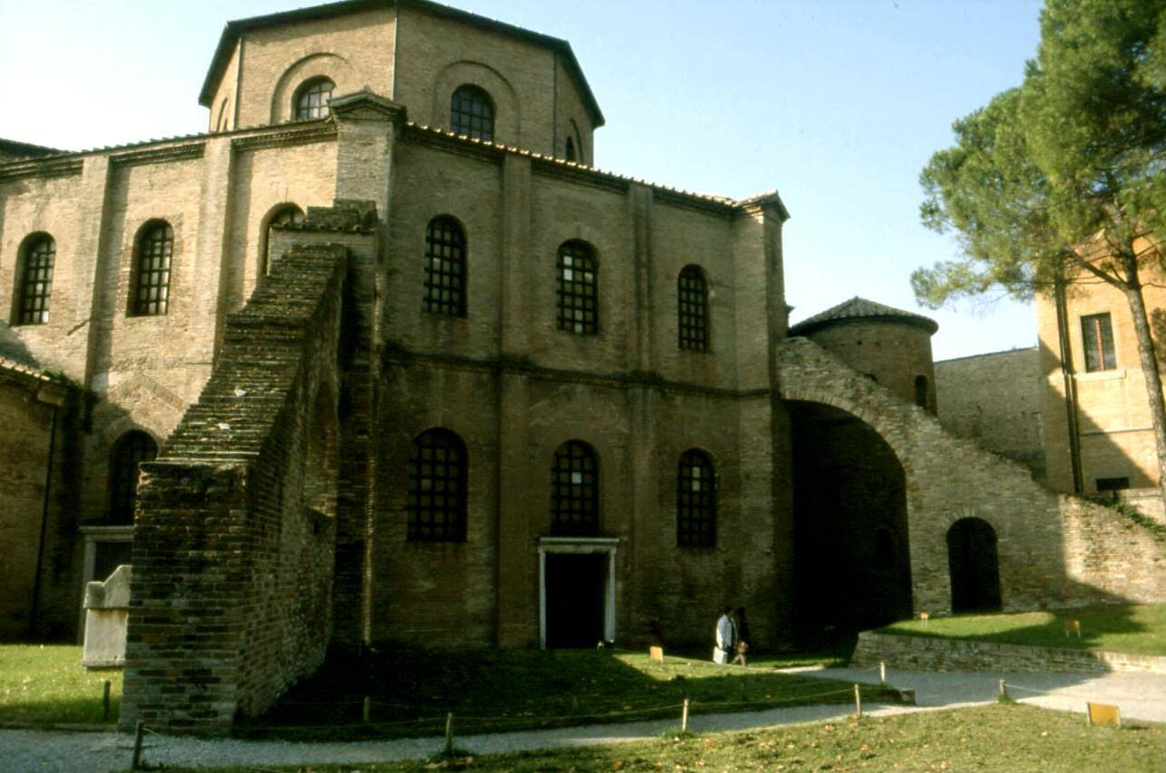 Basilica di San Vitale a Ravenna, muri in mattoni sotto il sole