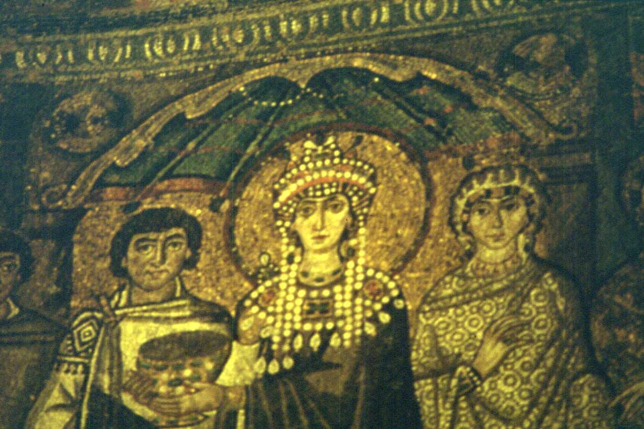 Mosaico dorato bizantino: imperatrice Teodora incoronata con damigelle, Basilica di San Vitale