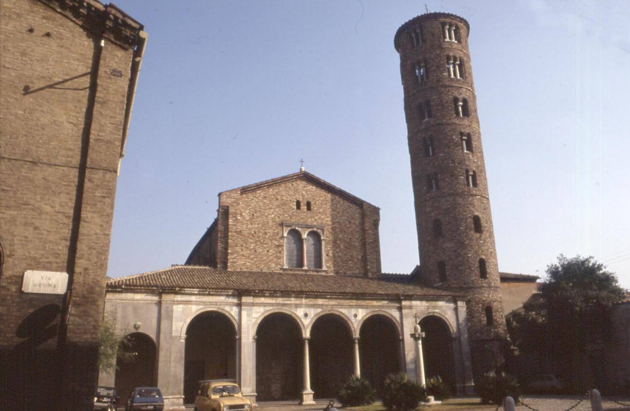 Basilica di Sant'Apollinare Nuovo a Ravenna, facciata in mattoni con portico ad archi e campanile cilindrico