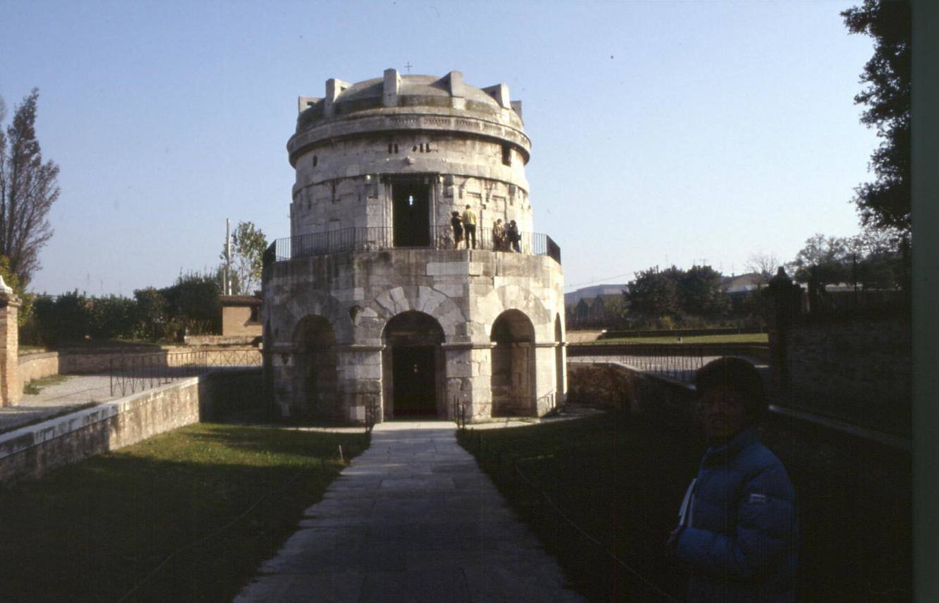 Turista davanti al Mausoleo di Teodorico a Ravenna, pietra d'Istria sotto luce chiara