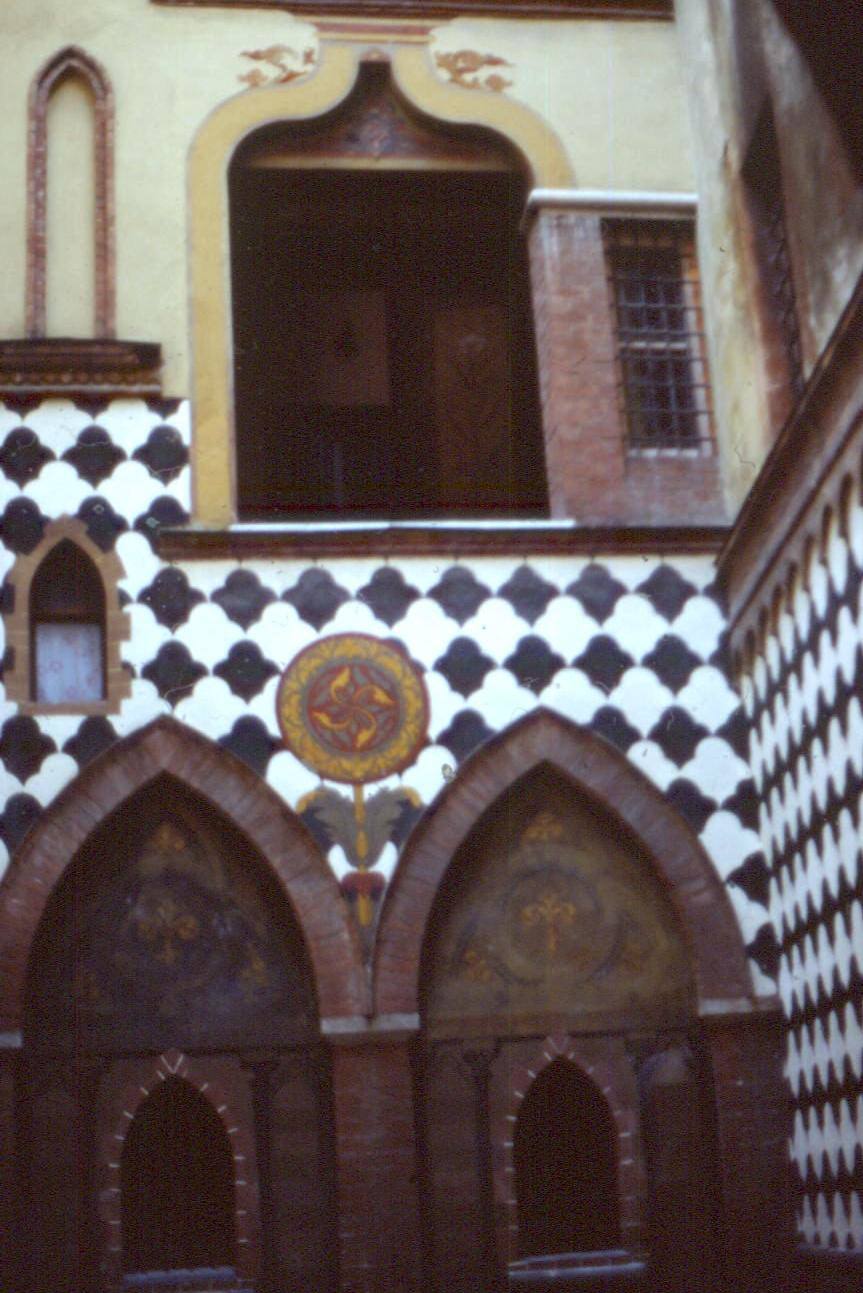 Facciata con archi ogivali in mattoni e decori bianchi e neri